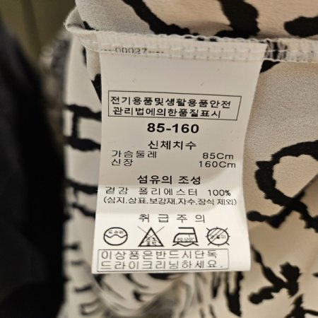 알파벳 프린트 5부 쉬폰 블라우스