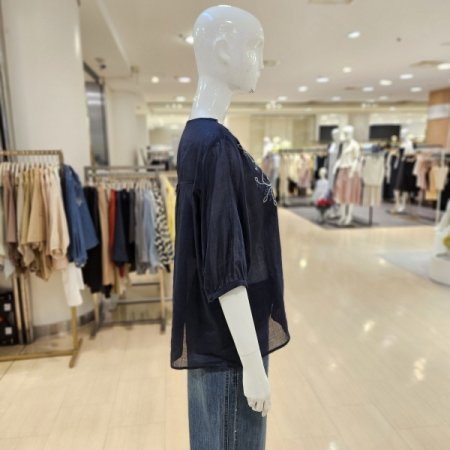 레이스 자수 네크라인 린넨 블라우스