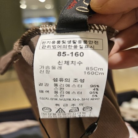 라운드넥 민소매 티셔츠