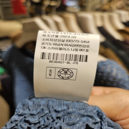 메탈 플리츠 라운드넥 블라우스