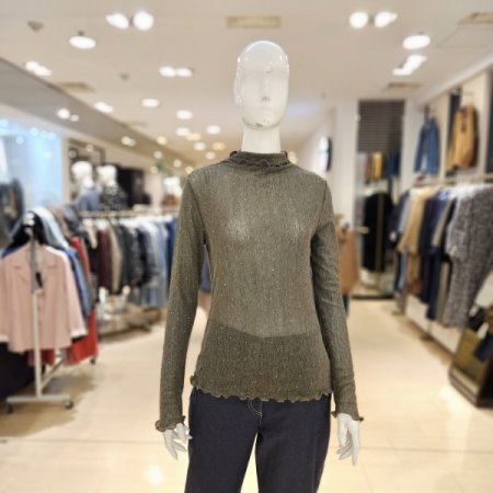 프릴끝단 비즈장식 터틀넥니트