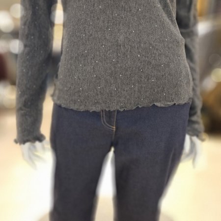 프릴끝단 비즈장식 터틀넥니트