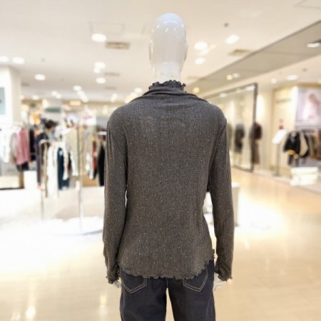 프릴끝단 비즈장식 터틀넥니트