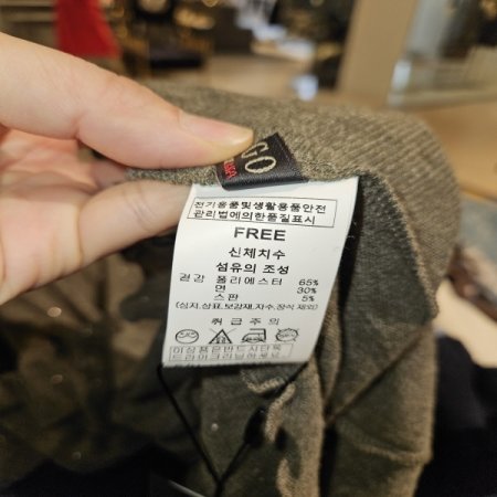 프릴끝단 비즈장식 터틀넥니트