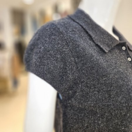 캡소매 울 카라 니트