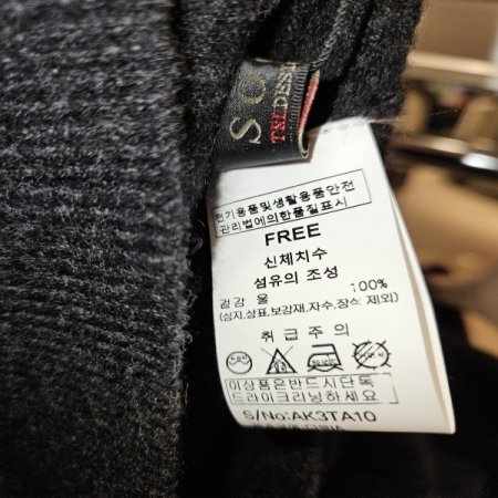 캡소매 울 카라 니트