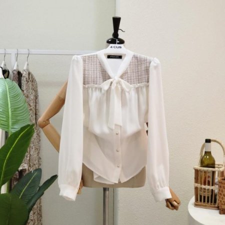 체크 포인트 브이넥 블라우스