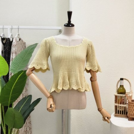 프릴 포인트 스퀘어넥 니트