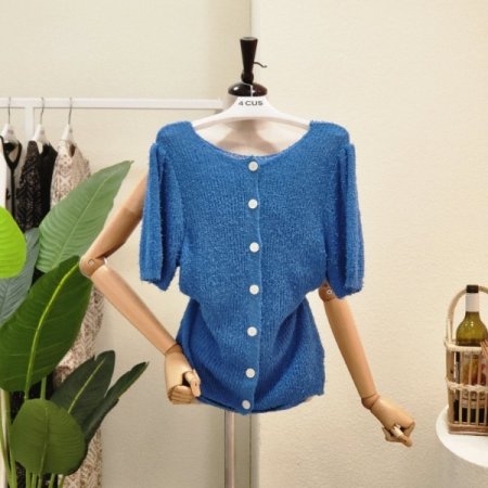 단추 포인트 부클 라운드 니트