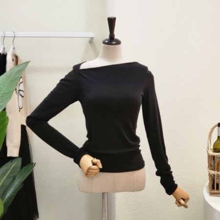 언발런스 슬림 오프숄더 티셔츠