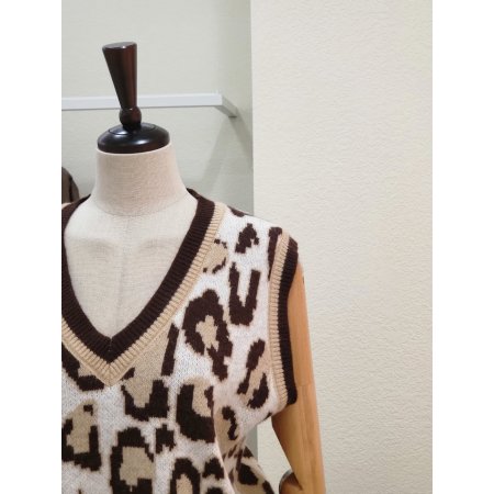 레오파드 배색 브이넥 베스트