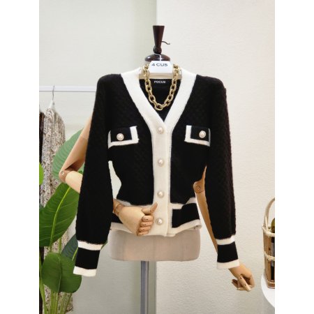 진주 버튼 브이넥 니트