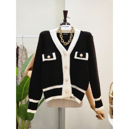 진주 버튼 브이넥 니트