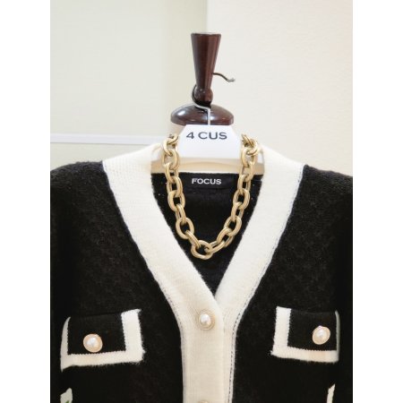 진주 버튼 브이넥 니트