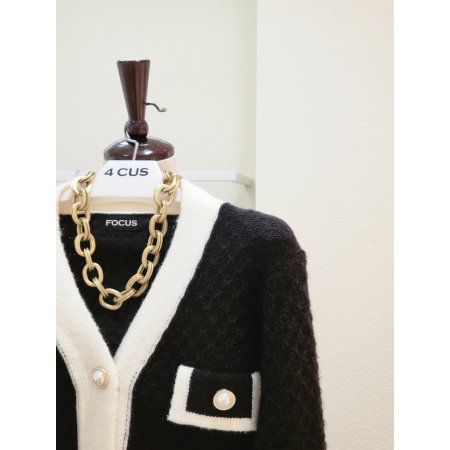 진주 버튼 브이넥 니트