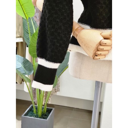 진주 버튼 브이넥 니트