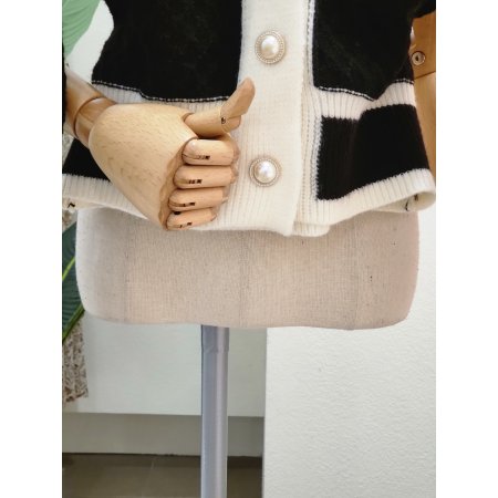 진주 버튼 브이넥 니트