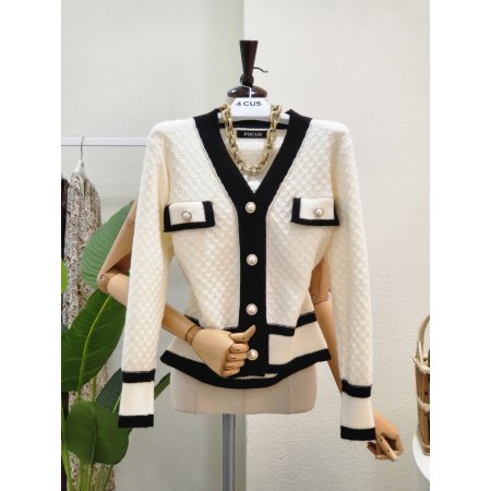 진주 버튼 브이넥 니트