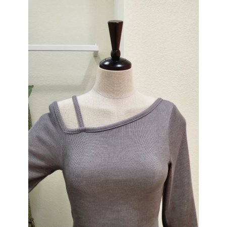 언발런스넥 트임 티셔츠