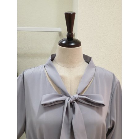 넥리본 솔리드 블라우스