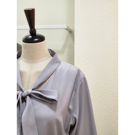 넥리본 솔리드 블라우스