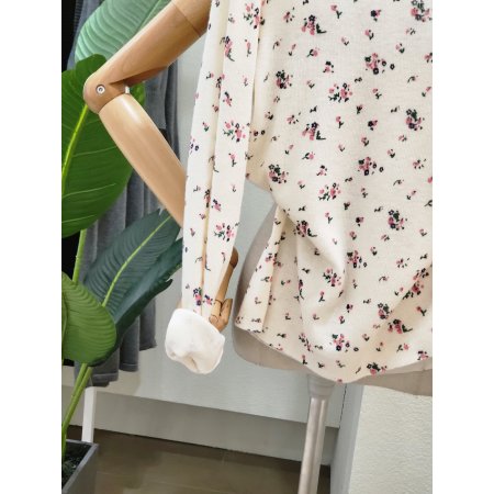 잔꽃 포인트 라운드 니트