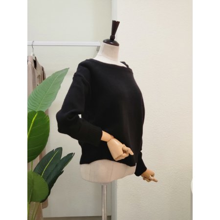 언발런스 오프숄더 니트