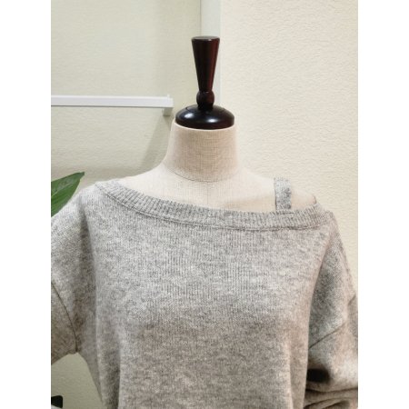 언발런스 오프숄더 니트