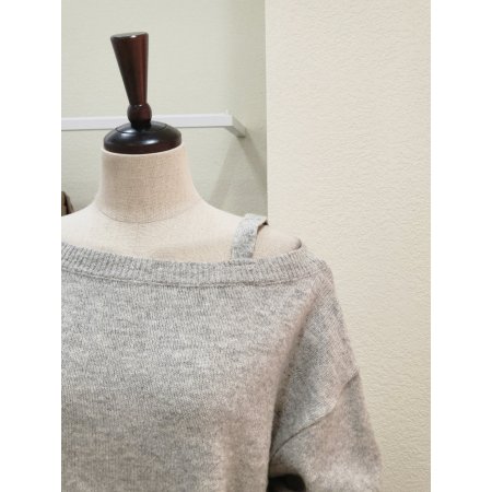 언발런스 오프숄더 니트