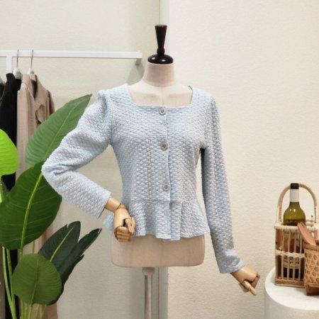 프릴 포인트 스퀘어넥 블라우스