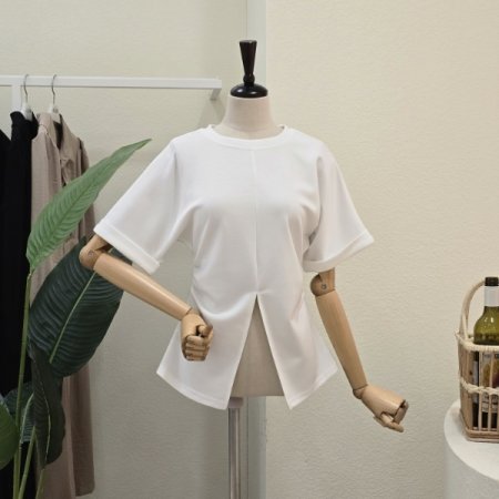 라운드넥 앞 슬릿 티셔츠