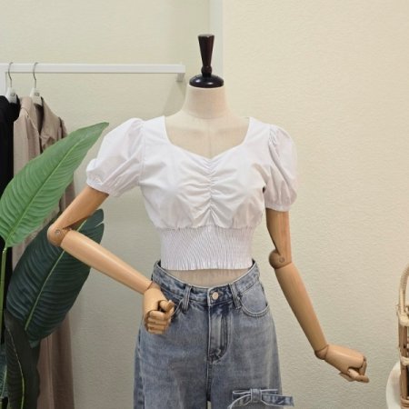 셔링 디테일 크롭 블라우스