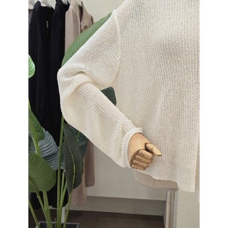 라운드넥 언발란스 슬릿 니트