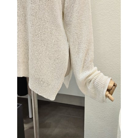 라운드넥 언발란스 슬릿 니트