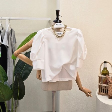 라운드넥 퍼프 소매 블라우스