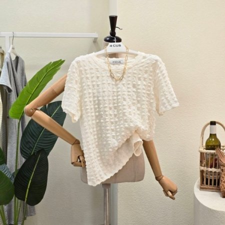 엠보 디테일 반팔 티셔츠