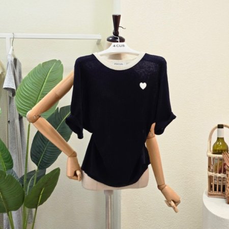 하트 자수 라운드넥 니트