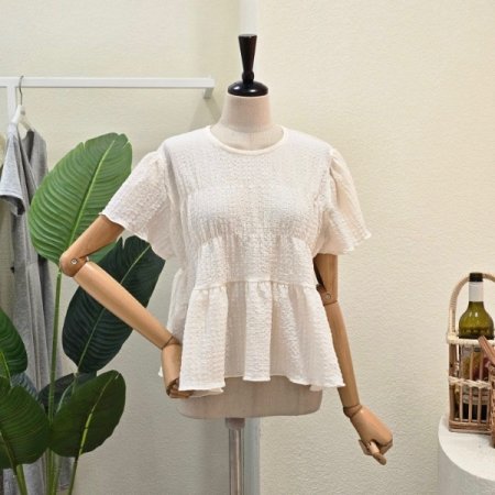 프릴 A라인 엠보 블라우스