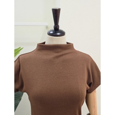 반하이넥 반팔 티셔츠