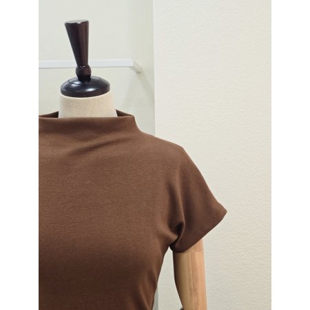 반하이넥 반팔 티셔츠