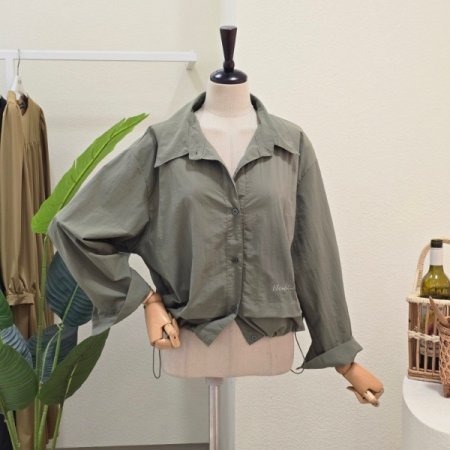 밑단 스트링 자수 셔츠