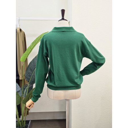 오픈 카라 R자수 니트