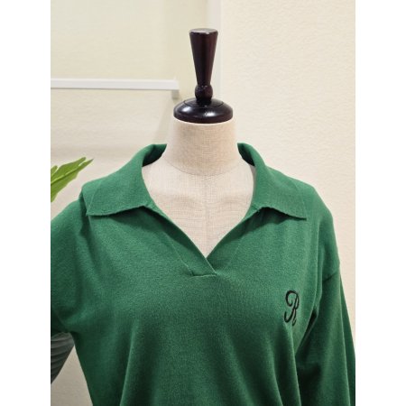 오픈 카라 R자수 니트