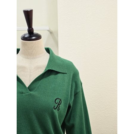 오픈 카라 R자수 니트