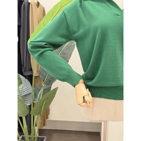 오픈 카라 R자수 니트