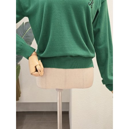 오픈 카라 R자수 니트