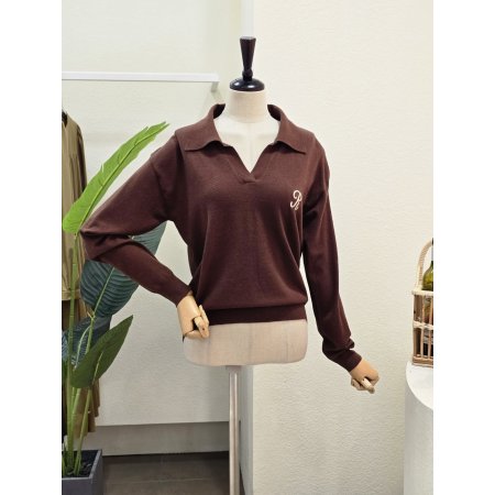 오픈 카라 R자수 니트