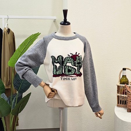 라글란 레터링 라운드넥 니트