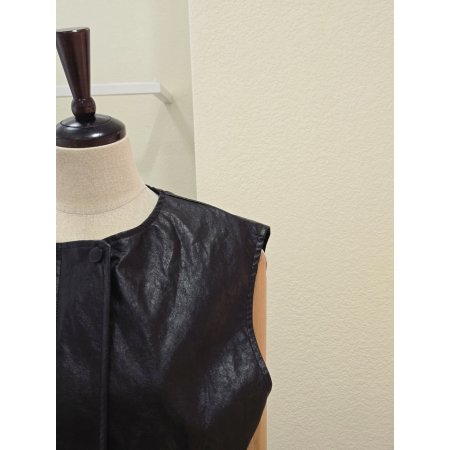 라운드넥 에코 레더 베스트