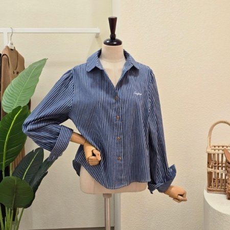 둥근 카라 세로 스트라이프 셔츠